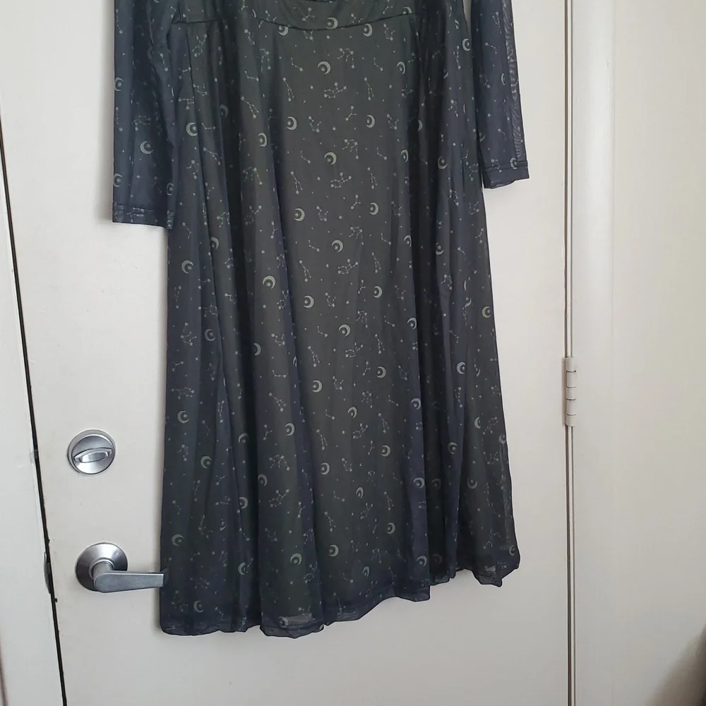 Daisy's Street Gold Constellation Chain Belt Long-sleeve Dress (Plus size) - Picture 4 of 16